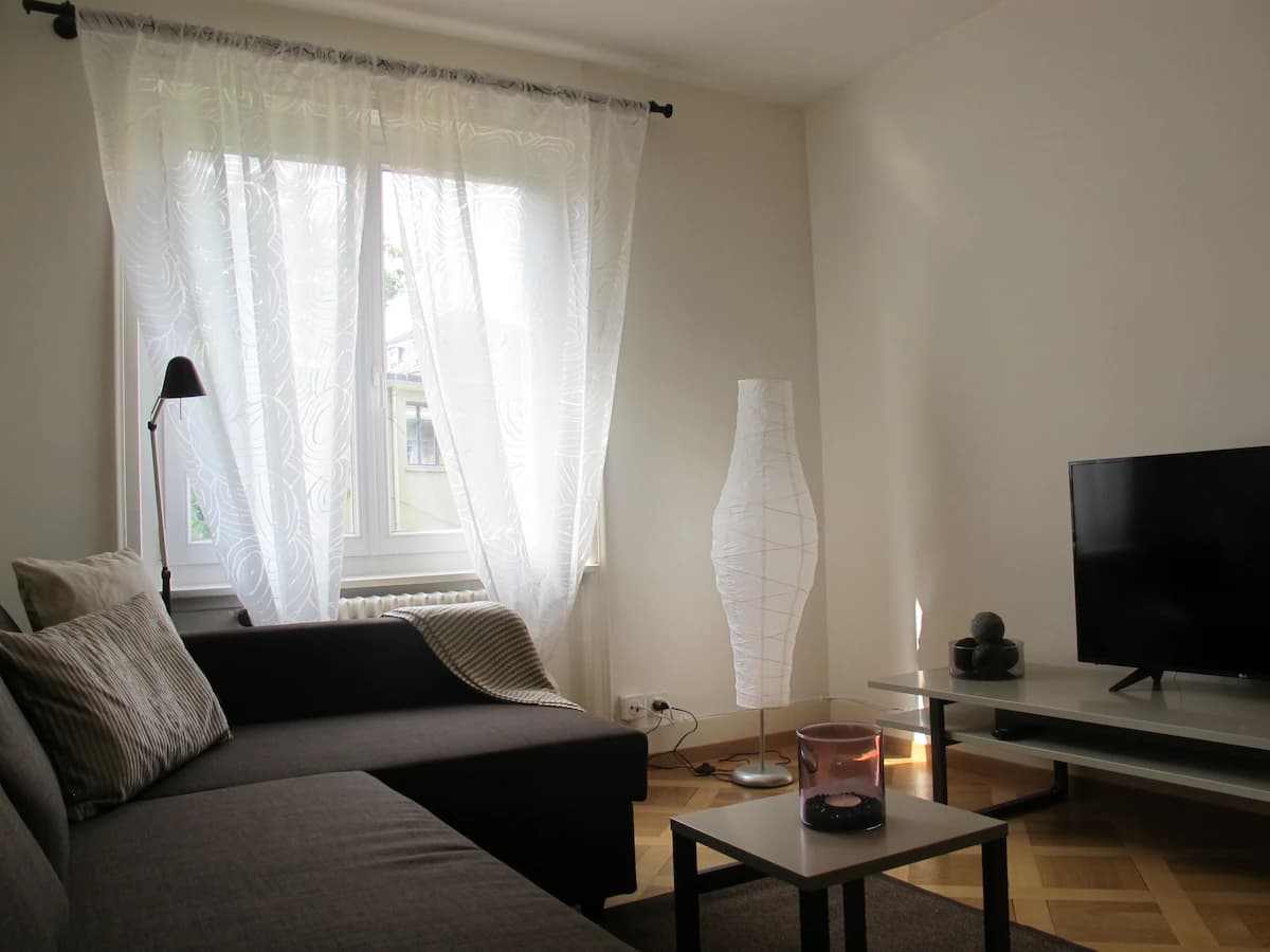 Studio / 1 Zimmer-Wohnung mit Balkon & Gartenblick