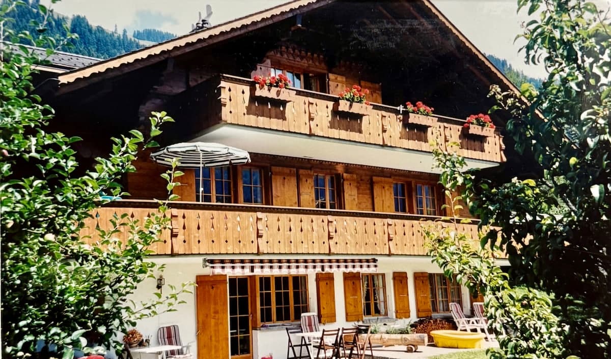 Im Zentrum von Rougemont, 6 km von Gstaad entfernt